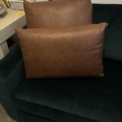 Two Design Within Reach Square Throw Pillows And Two Lumbar Pillows