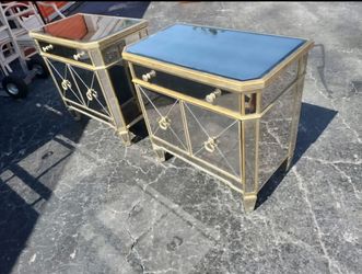 LUXURY LOOK • GORGEOUS SET • POWER SALE! ✨Large
Nightstands