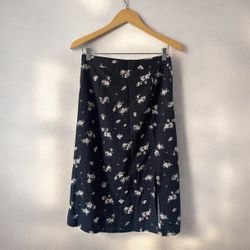 Medium floral skirt with side slit 