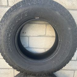 Llantas Una Nueva La Otra En Buen Estado 