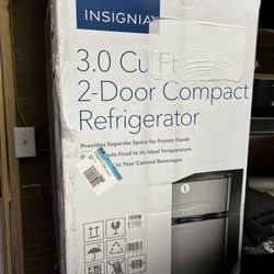 Insignia 3.0 Cu Ft Mini Fridge 