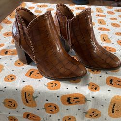 Woman’s Mara Block Heeled Bootie 