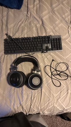 Razor Nari headset with Logitech keyboard