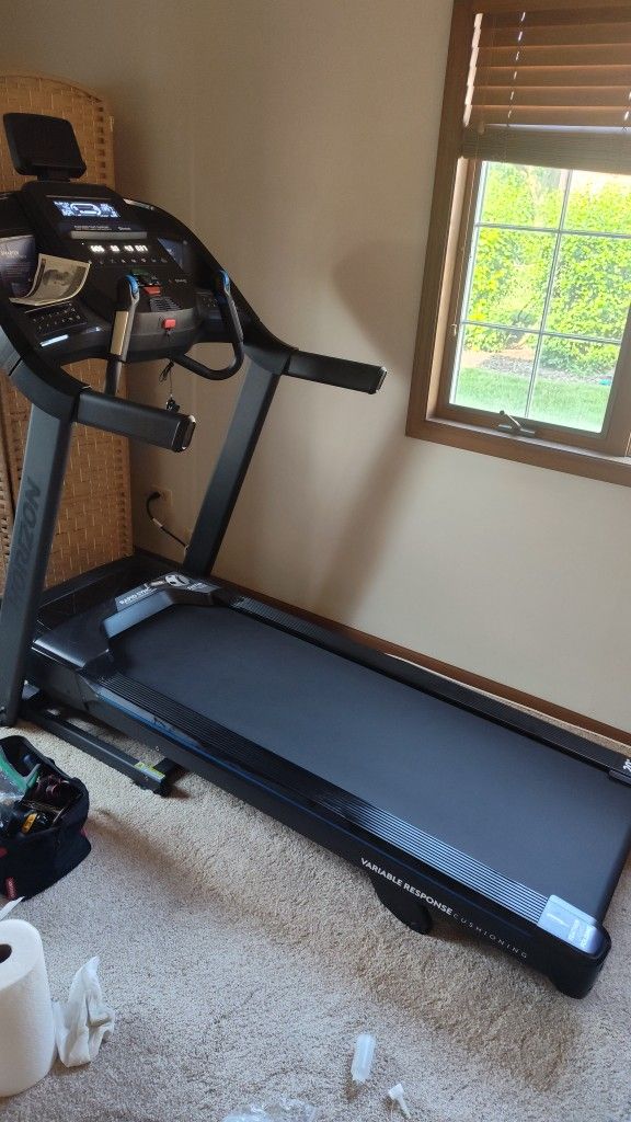 HORIZON 7.0 AT TREADMILL ( LIKE NEW & DELIVERY AVAILABLE TODAY)
