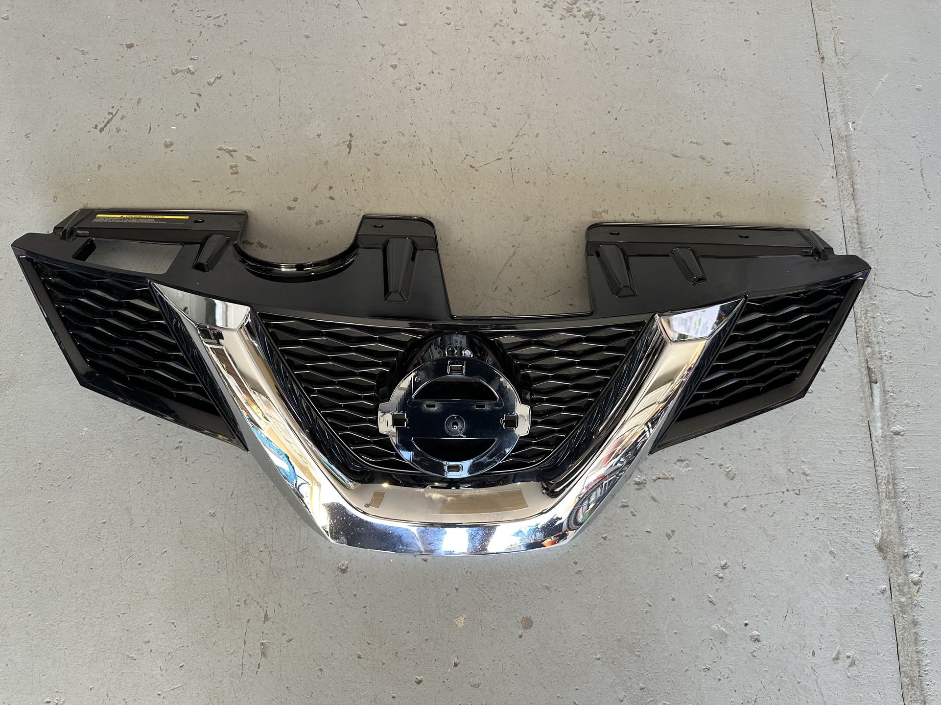 Nissan Rogue Grill 2014-2016, Nissan Rogue front bumper grill, OEM ORIGINAL NISSAN PART 