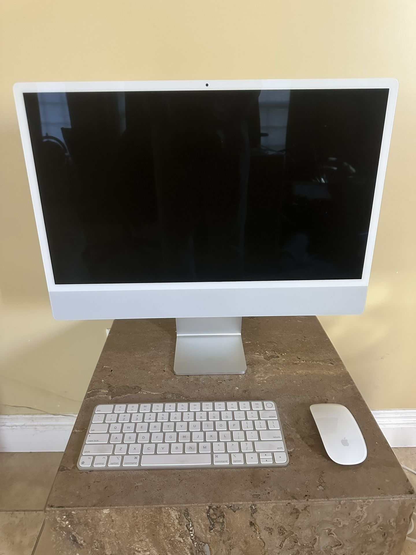 2023 iMac 24 Inch M3 4 USB C And Fingerprint Model 8GB 256GB Silver Like New