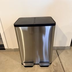 Like-New Dual Compartment Trash Can  (Quick Sale)