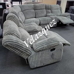 ✅️✅️Manual Motion Sectional✅️
Manual Motion + 2 x Console + Cup Holders✅️✅️
