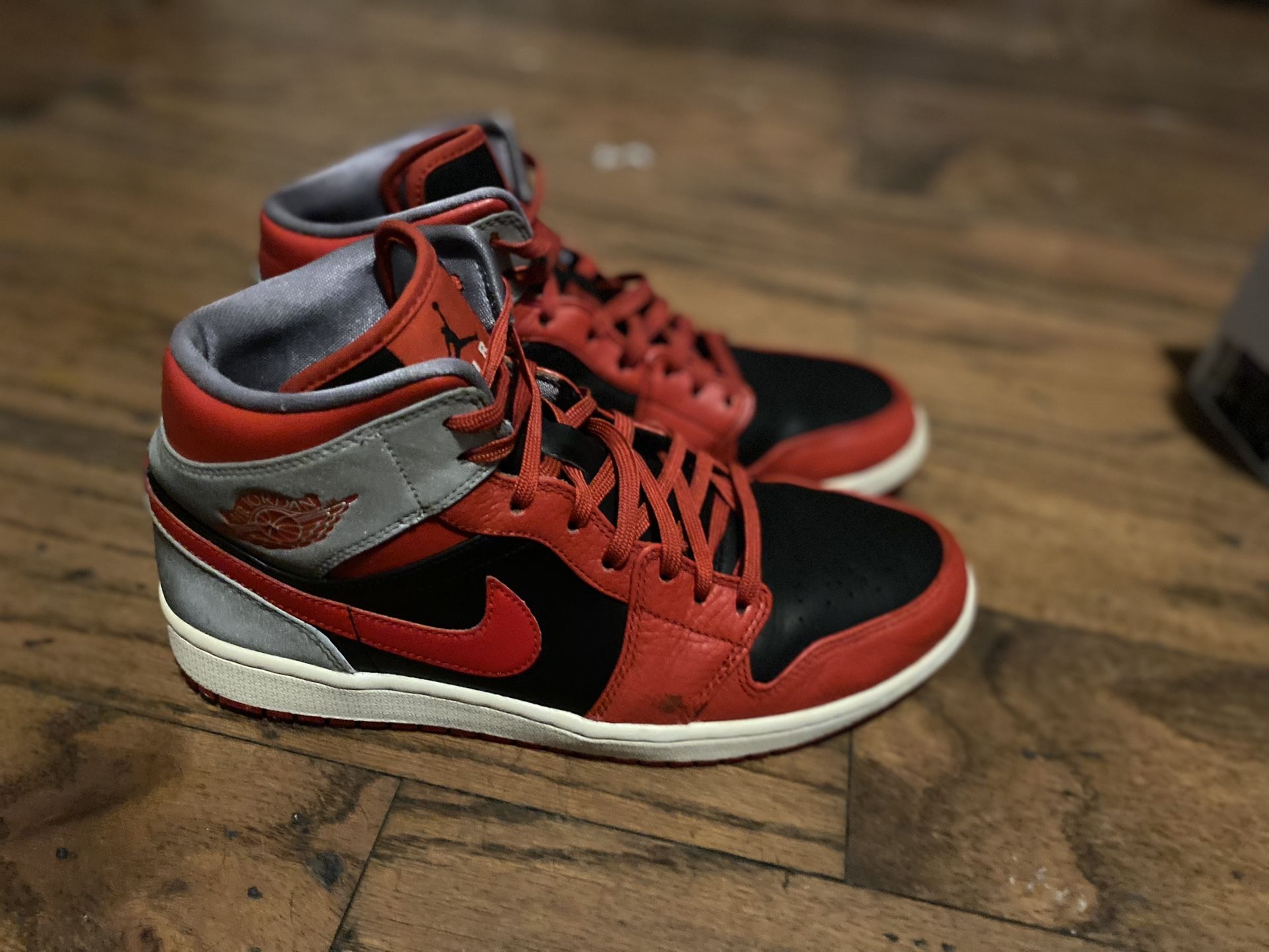 NIKE AIR JORDAN 1 MID FIRE RED 3M REFLECTIVE 