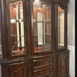 China Cabinet Excelent Condition.