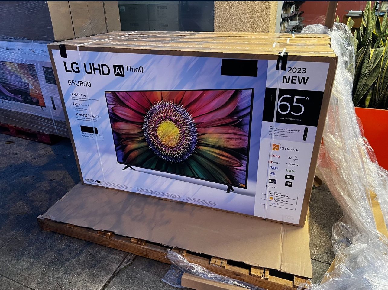 65 LG UR8000 4K Smart Tv