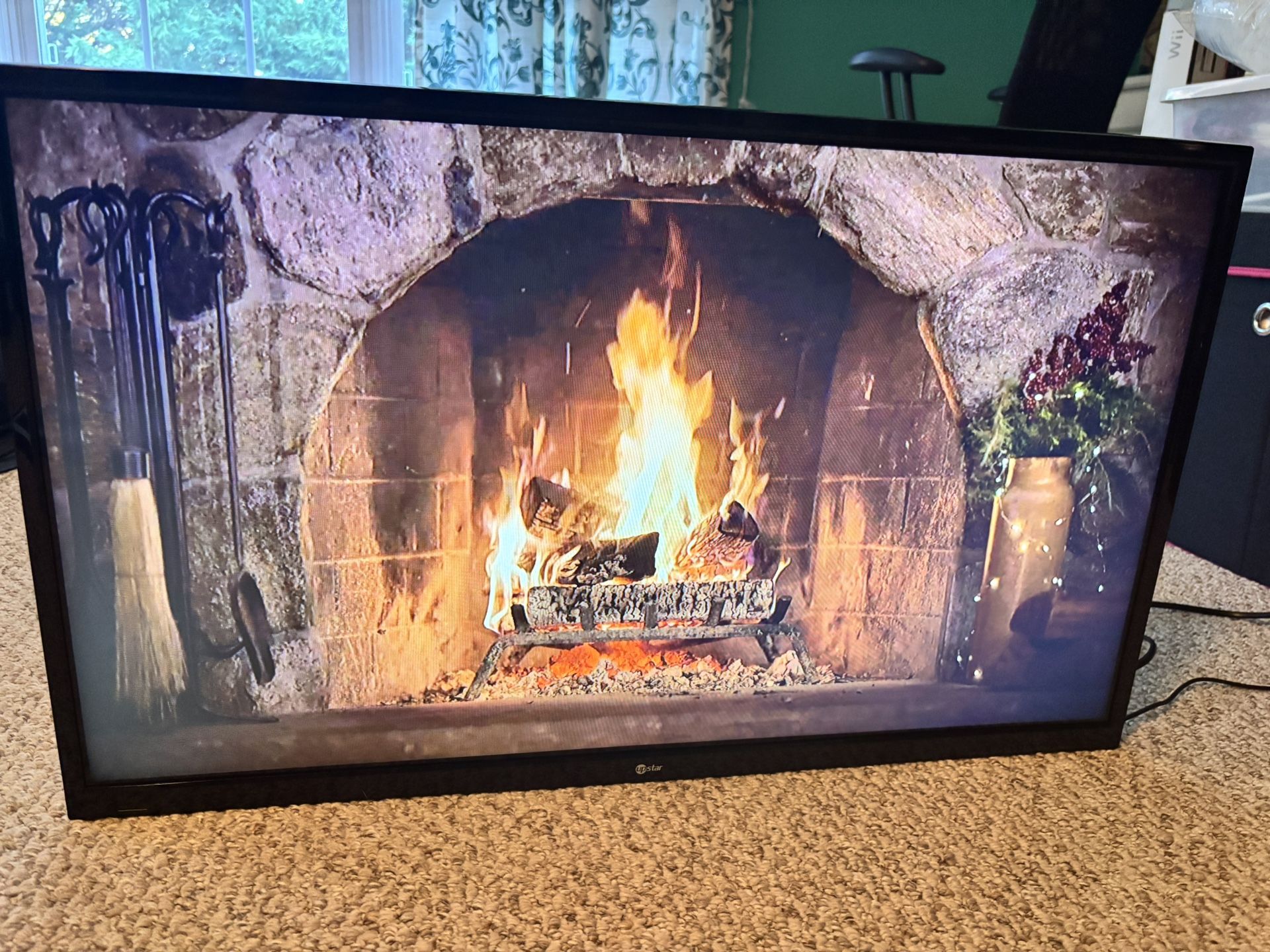 Upstar 32” LED Television W/ Wall Mount