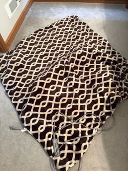 Heated blanket and throw