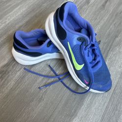 5Y Nike Running Shoes 