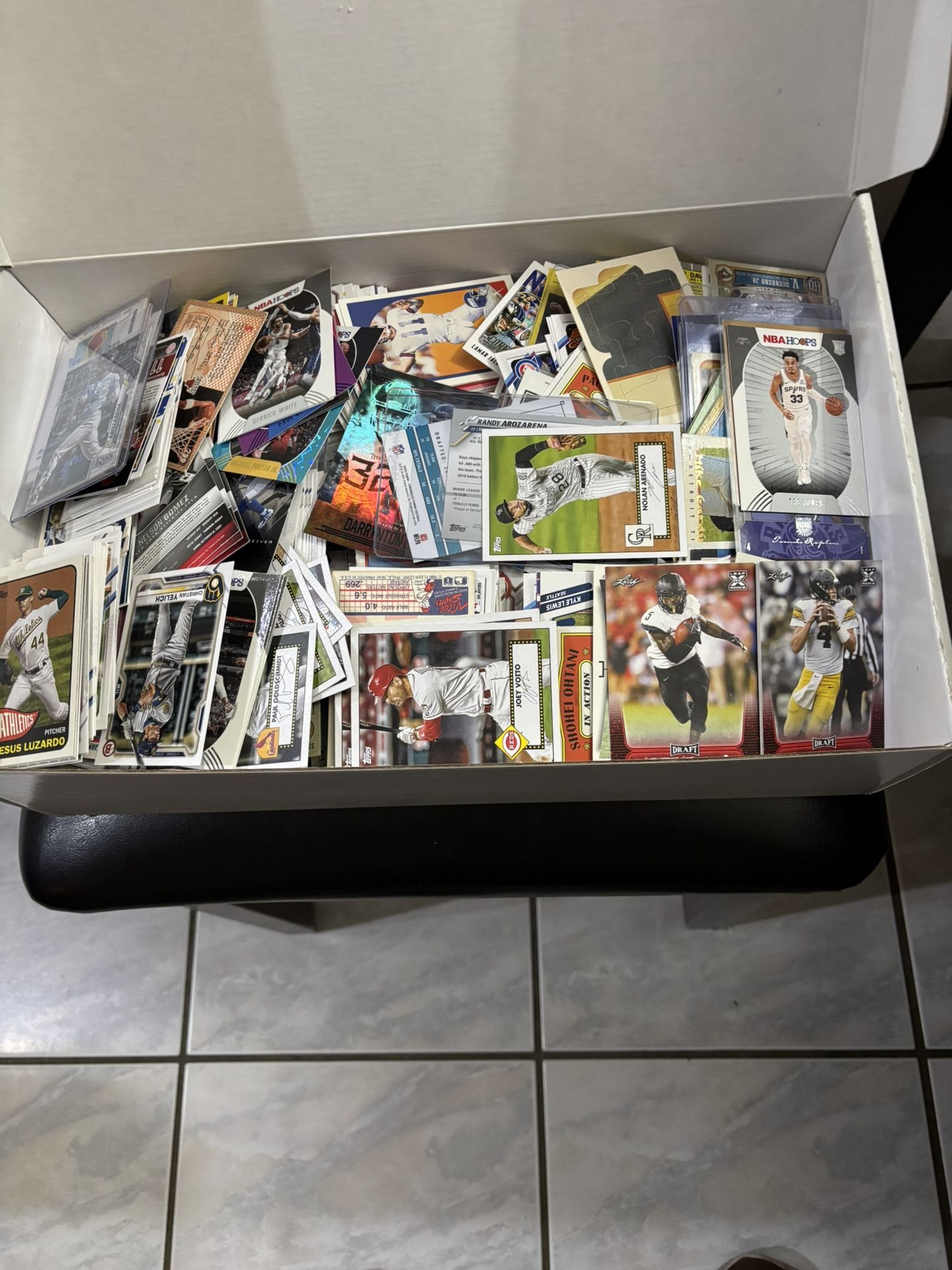 Collectible / Trading Sports Card Lot Basketball , Baseball and Football