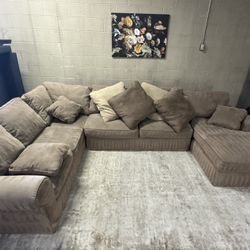 (DELIVERY 🚚 NO DEPOSIT)Grey U Shaped Brown/tan  Sectional Couch PLUSH