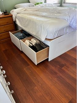 Platform bed with drawers