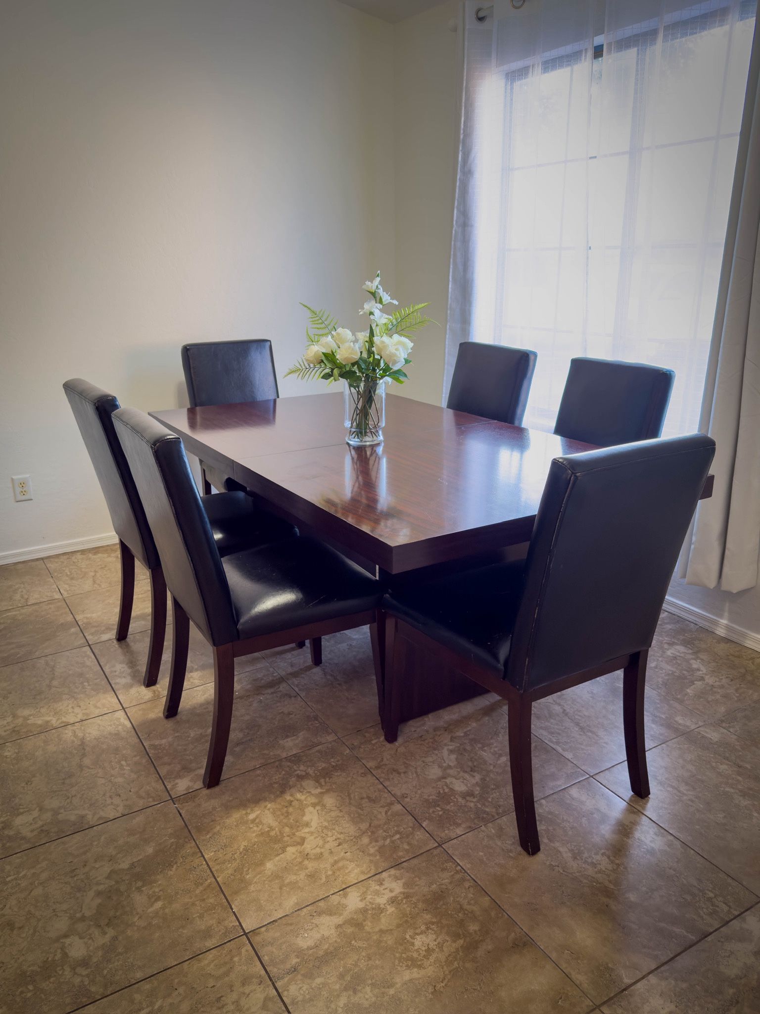 Beautiful 6 chairs dining table!