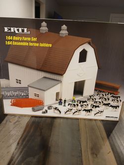 Ertl Dairy Farm Set NEW