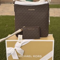Michael Kors Jet Set Messenger Bag with Card holder, New In Gift Box/Set Nuevo en Caja