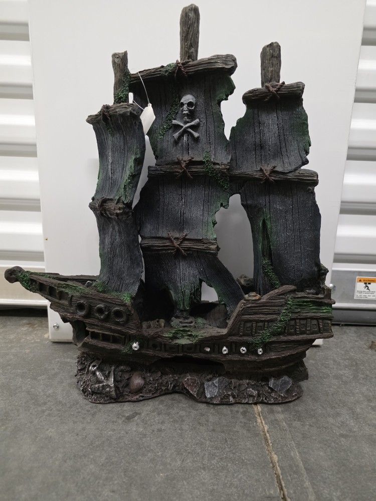 Pirate Ship Wreck Fish Tank Decoration