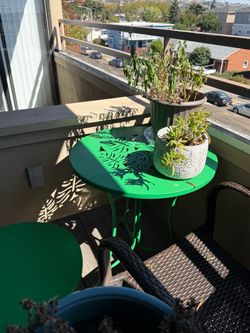 Outdoor Patio Table & 2 matching Chairs