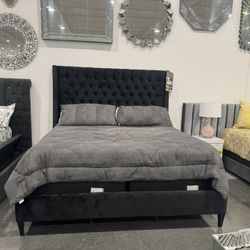 King bed frame / Includes : Headboard, footboard, side rails. 