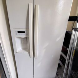 Kenmore Fridge With Working Ice maker And Water Dispenser 