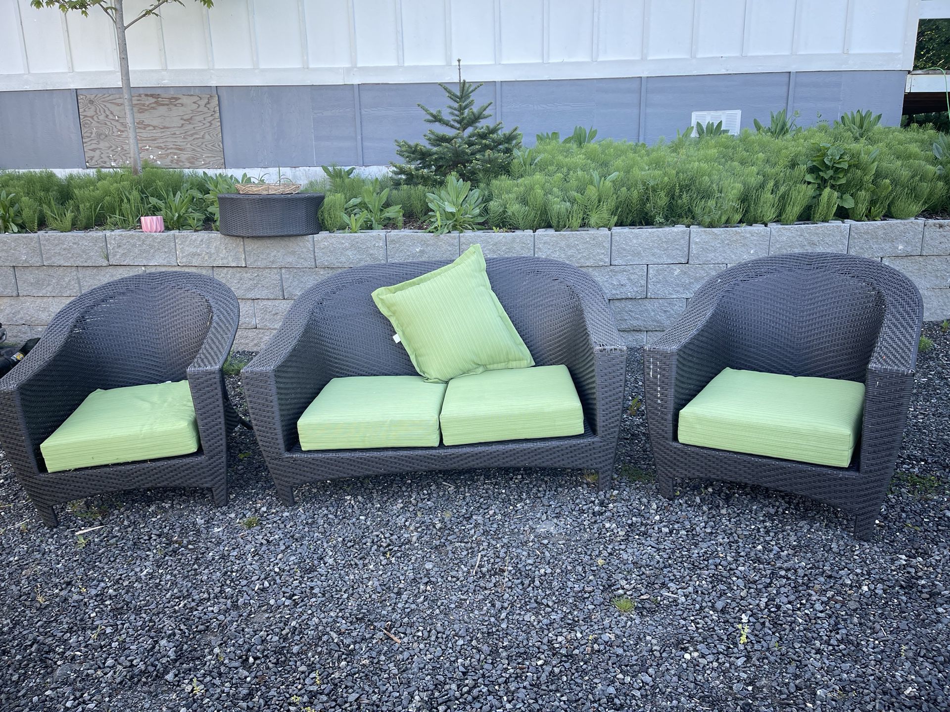 Outdoor Furniture  (PENDING PICK UP)