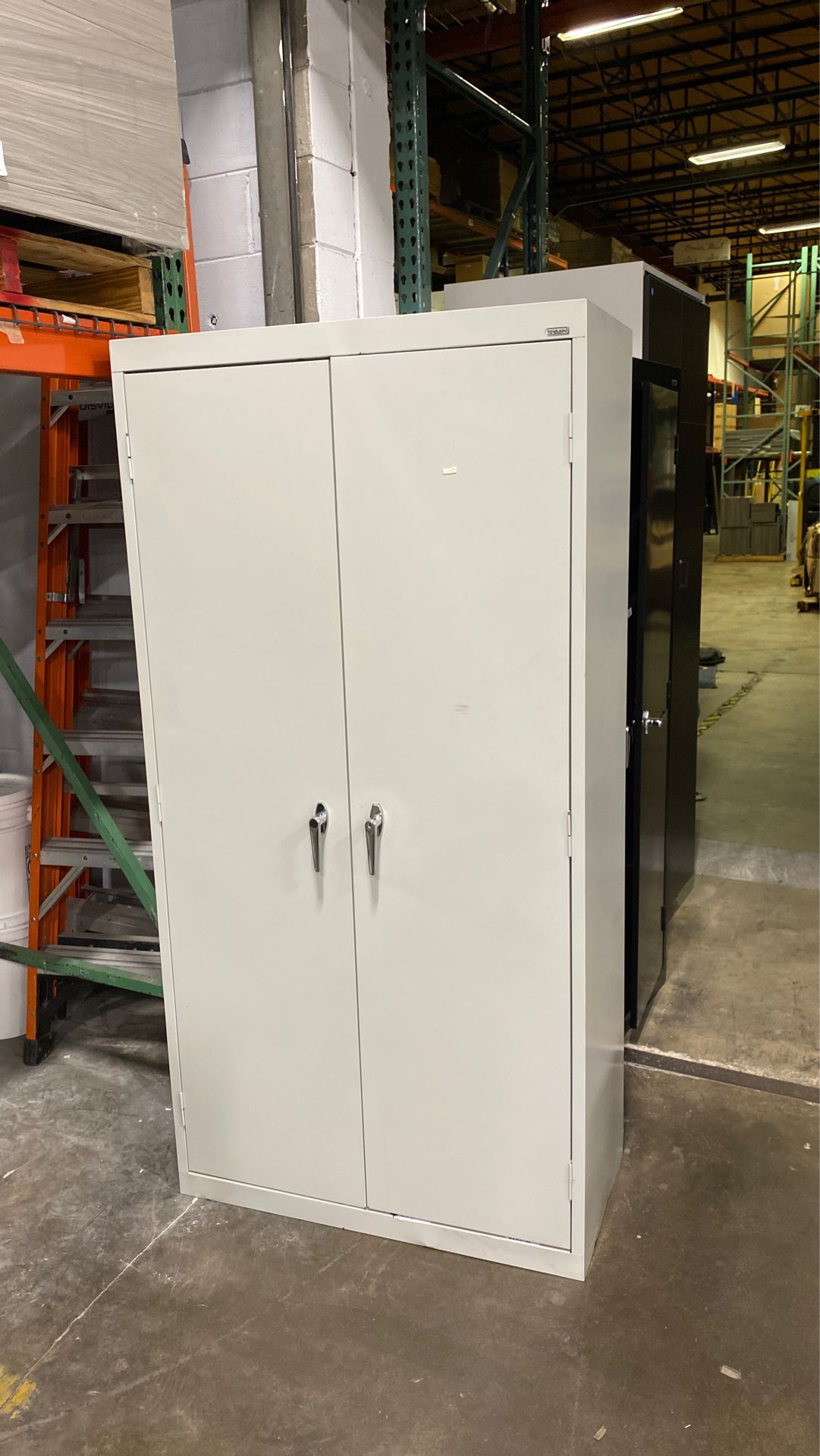 2 door storage cabinet