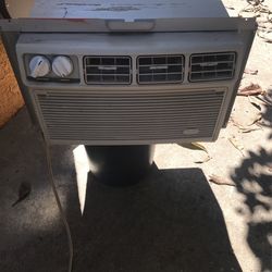 Aire Acondicionado 8000 Btu Size22”x22”x141/2”h Benas Condiciones $100 Trabajando Lo Puedes Calar Antes De Pagar