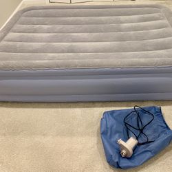 Comfortable Air Mattress/Bed with Pump (Full) - SALE (Pick Up on 1/30