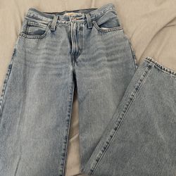 Women’s Light Wash Levi’s Jeans 