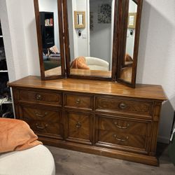 Thomasville Triple Dresser And Vanity Mirror 