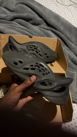 Yeezy foamrunners size 9 minor issue