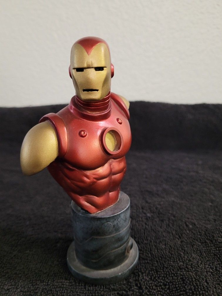 Iron Man Classic Armor Mini-Bust (Diamond Select) – Collectible Statue
