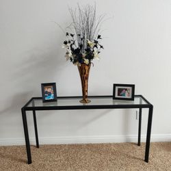 Table & Vase With Flowers $25 OBO Takes Today!