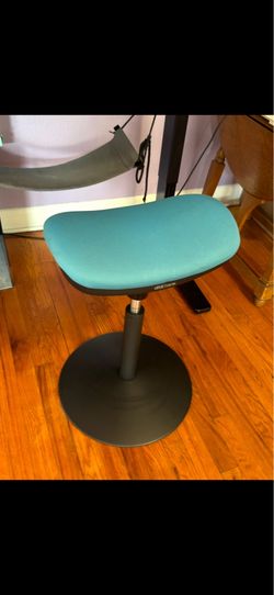 UPLIFT Crescent Saddle Stool – Ergonomic Adjustable Standing Desk Stool