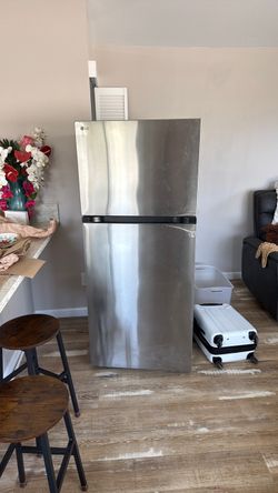 LG Stainless Steel Top-Freezer Refrigerator