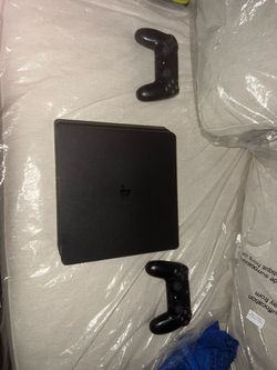 PS4 W two controllers