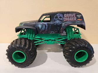 Monster Jam Hot Wheels 1:24 Grave Digger 35th anniversary monster jam truck