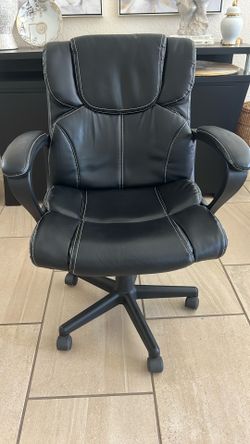 Ergonomic Leather-Padded Desk Chair with Lumbar Support