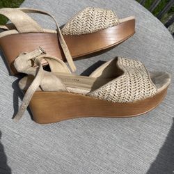 Women’s Size 6-6.5 Sandals Cream Tan Brown 