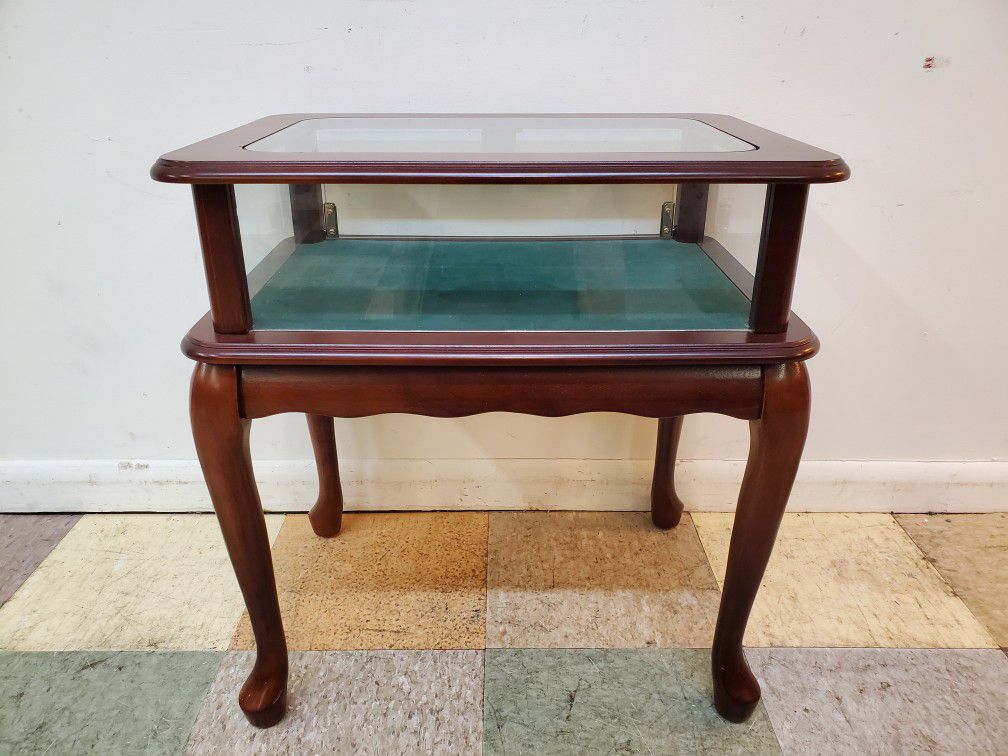 Glass Display End Table - Cherry Finish With Queen Anne Legs