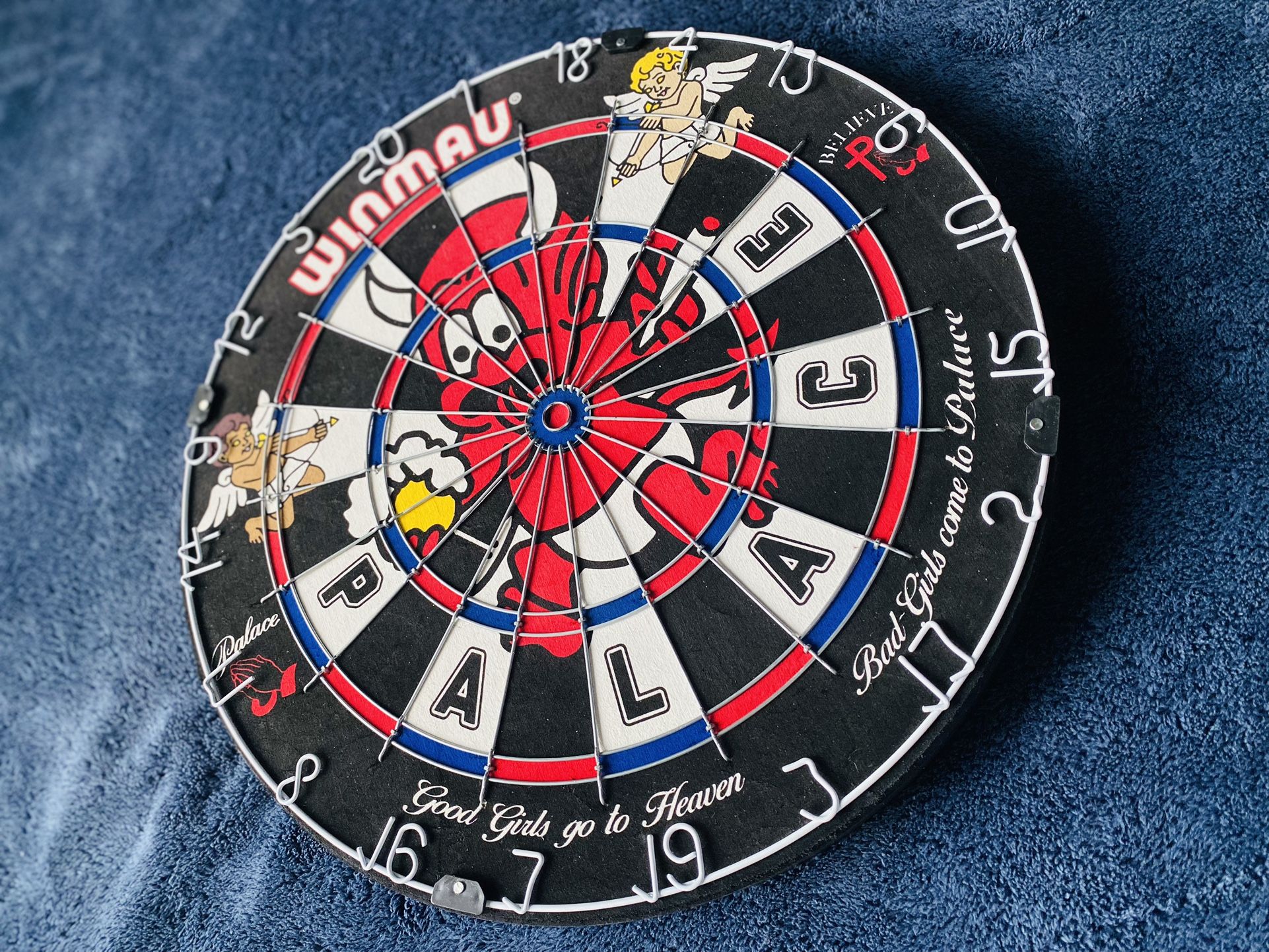 PALACE WINMAU FALLEN ANGELS DARTBOARD