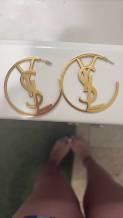 Saint Laurent : Cassandre hoop earrings