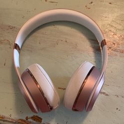 Rose Gold Wireless Beats 