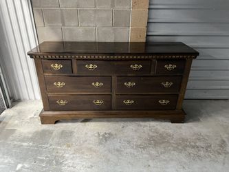 Solid Wood Dresser & Highboy Set – Excellent Condition – Classic Vintage Look