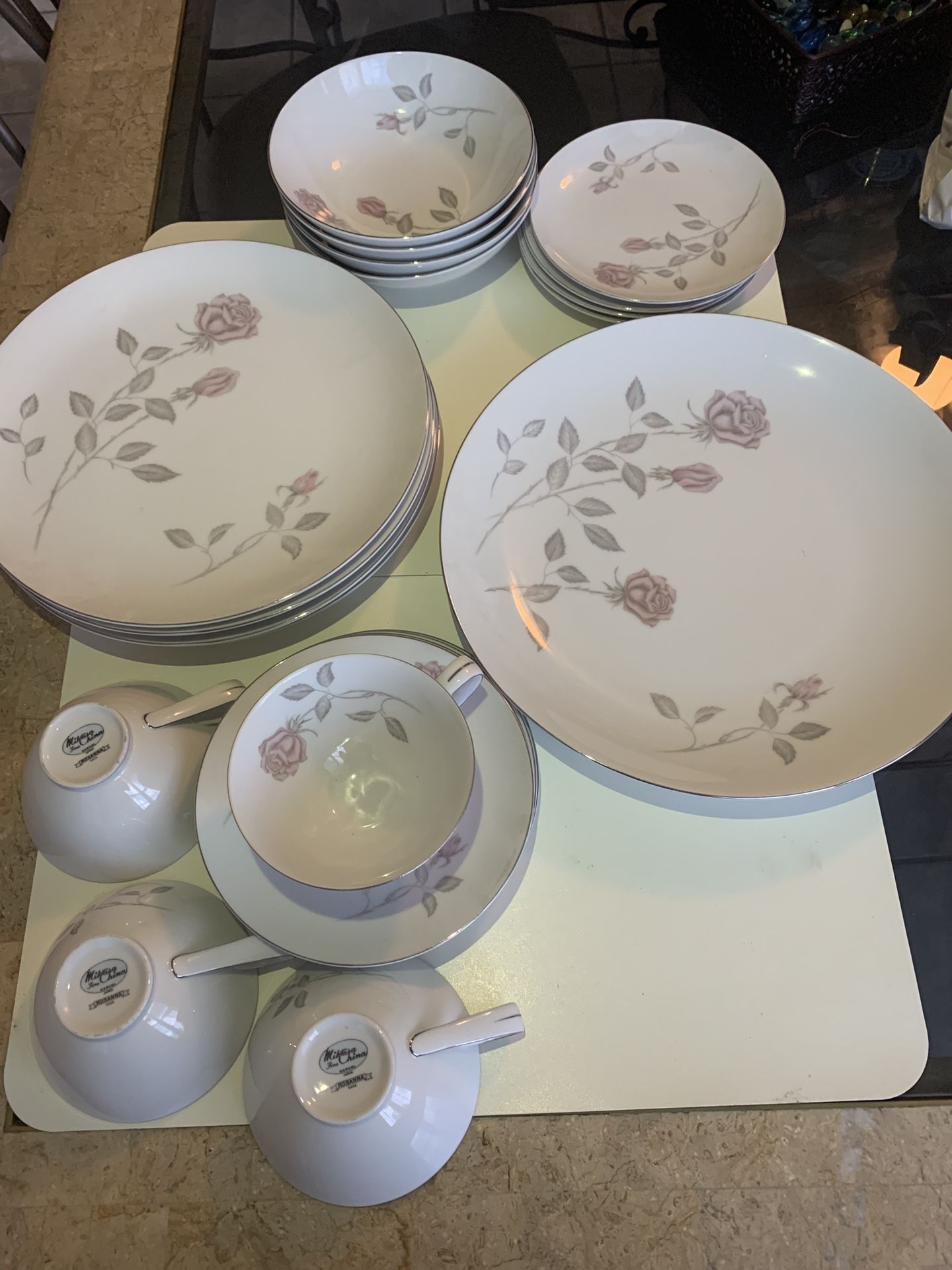 Mikasa fine china narumi Japan Rosanna 4-5 pieces setting plus serving platter