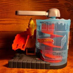 Hot Wheels ~ Shark Chomp Transporter Playset ~Eats Cars~Loose